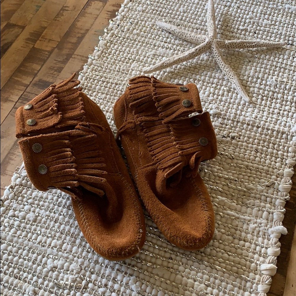 Minnetonka Double Fringe ankle boot, Size 8.5